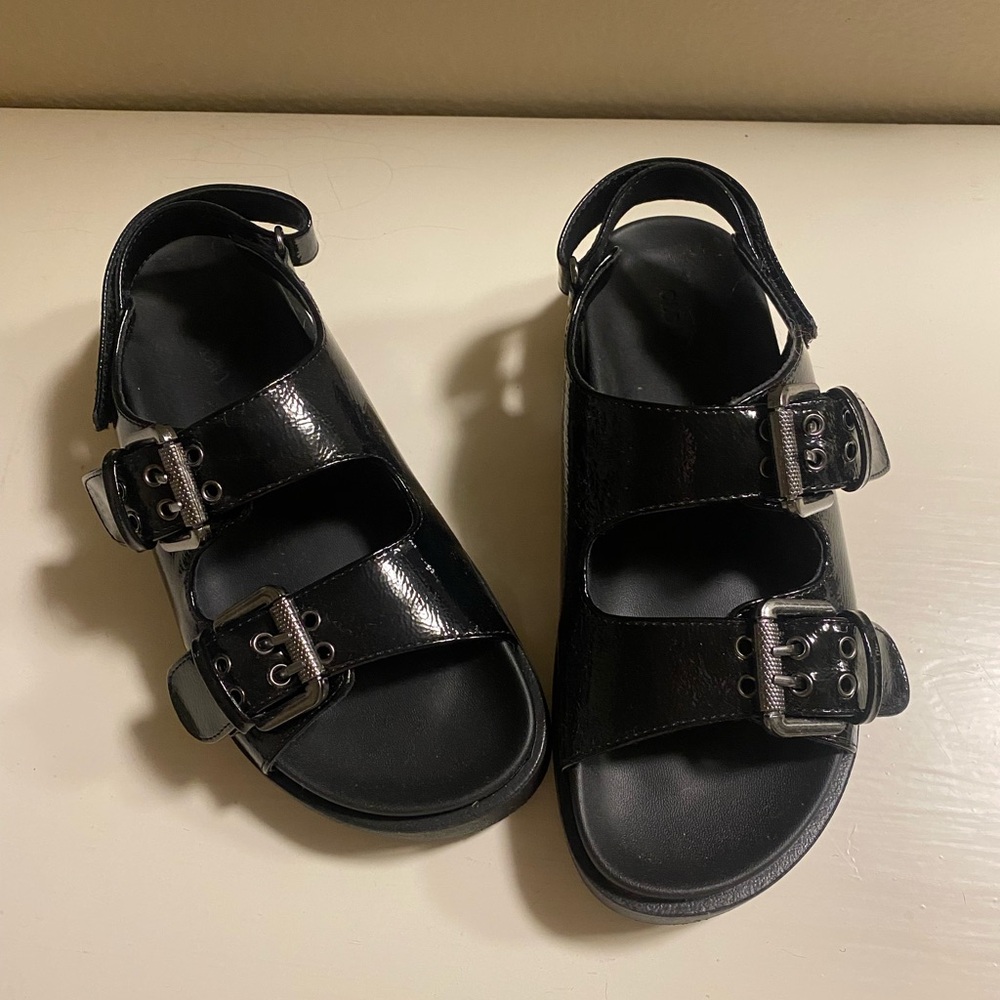 Old Navy Chucky Buckle Faux Leather Platform Sandals - 6.5